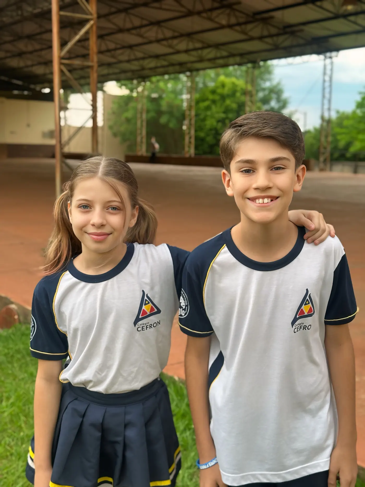 Dois alunos do Ensino Fundamental do Colégio Cefron uniformizados