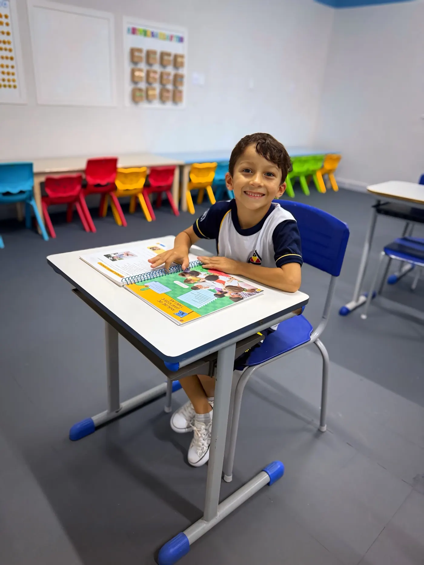 Aluno dos Anos Iniciais do Cefron em sala de aula com o material didático