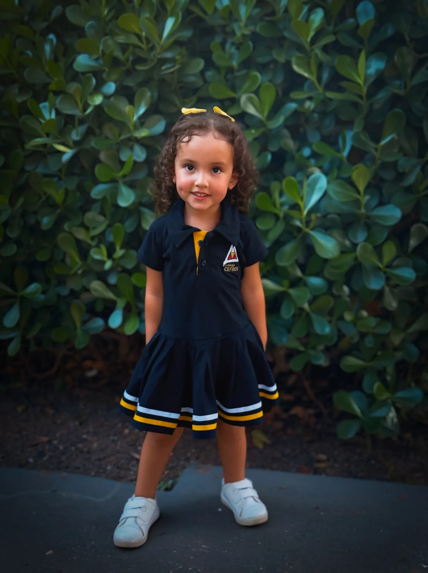 Aluna da Educação Infantil do Colégio Cefron com o uniforme da escola