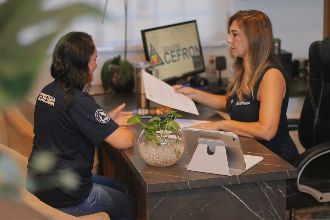 Atendimento na secretaria do Colégio Cefron