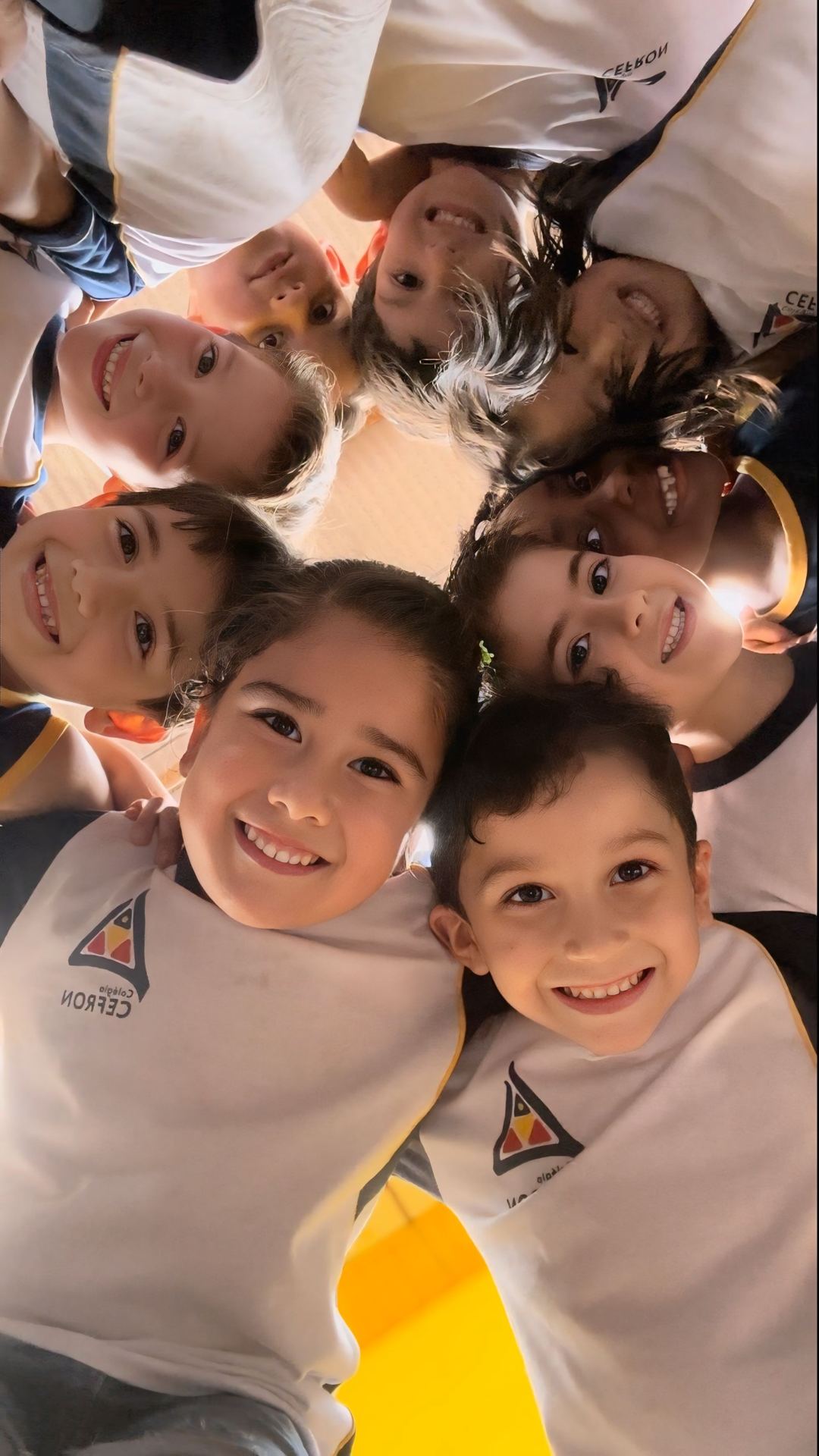 Alunos do Colégio Cefron comemorando a formatura, jogando os capelos para o alto